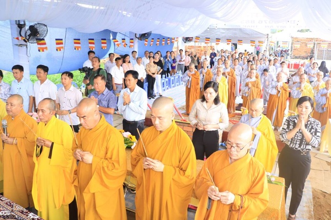 Chư tôn đức niêm hương bạch Phật