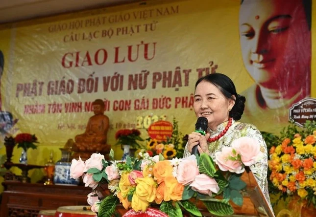 Cư sĩ Diệu Nhân - Nguyễn Thị Xuân Loan đọc diễn văn khai mạc