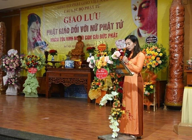 Phật tử Cẩm Vân dẫn chương trình