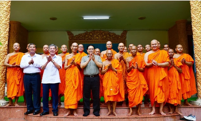 Thủ tướng Phạm Minh Chính và lãnh đạo tỉnh Trà Vinh chụp hình lưu niệm với chư Tăng Hội Đoàn kết Sư sãi yêu nước tỉnh