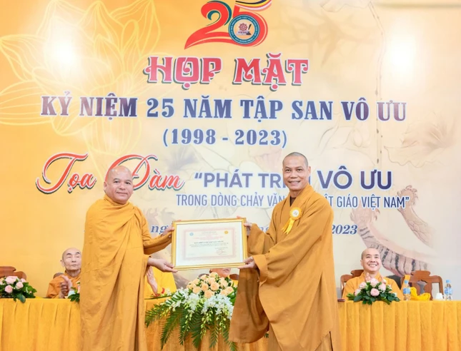 Thượng tọa Thích Trí Chơn, Ủy viên Hội đồng Trị sự, Phó ban Văn hóa T.Ư trao Bằng tuyên dương công đức đến tập thể Ban Biên tập Tập san Vô Ưu Thượng tọa Thích Trí Chơn, Ủy viên Hội đồng Trị sự, Phó ban Văn hóa T.Ư trao Bằng tuyên dương công đức đến tập thể Ban Biên tập Tập san Vô Ưu