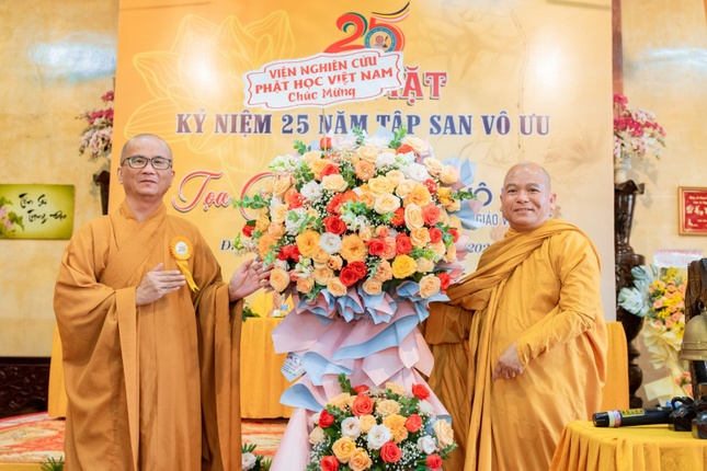 Thượng tọa Thích Chúc Phú, Phó Tổng Thư ký Viện Nghiên cứu Phật học VN tặng hoa chúc mừng Thượng tọa Thích Chúc Phú, Phó Tổng Thư ký Viện Nghiên cứu Phật học VN tặng hoa chúc mừng