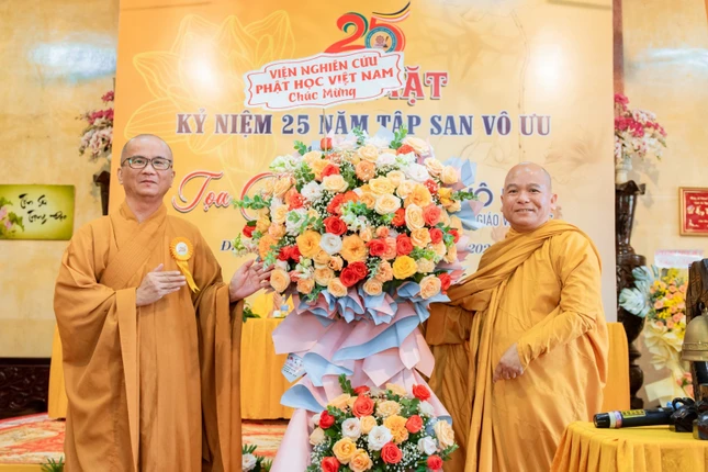 Thượng tọa Thích Chúc Phú, Phó Tổng Thư ký Viện Nghiên cứu Phật học VN tặng hoa chúc mừng Thượng tọa Thích Chúc Phú, Phó Tổng Thư ký Viện Nghiên cứu Phật học VN tặng hoa chúc mừng