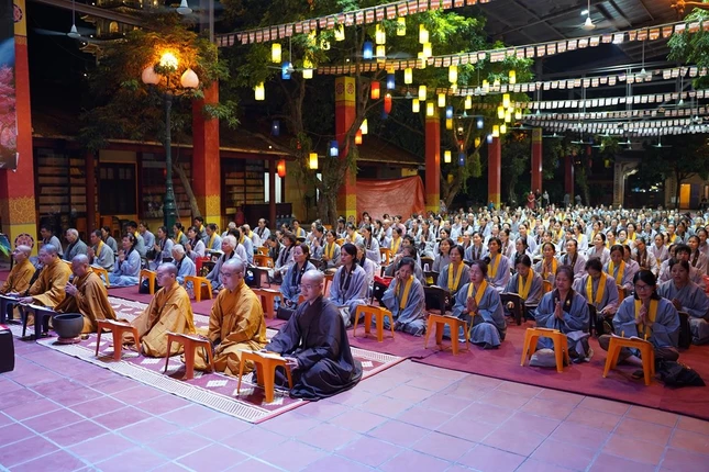 Đại chúng khép lại ngày đầu tiên của khóa tập huấn bằng thời kinh Dược Sư dưới sự chủ lễ của chư Tăng bổn tự