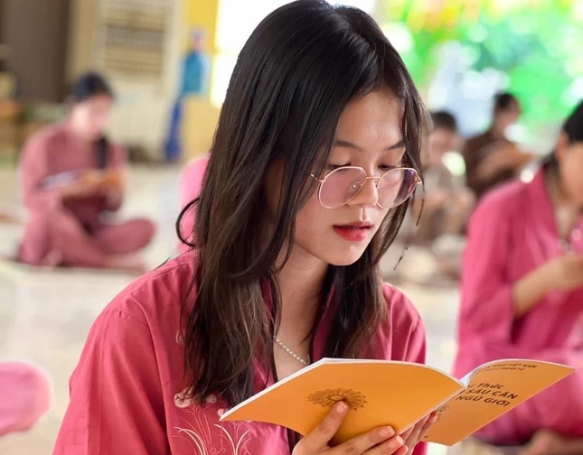 Các bạn trẻ tụng kinh