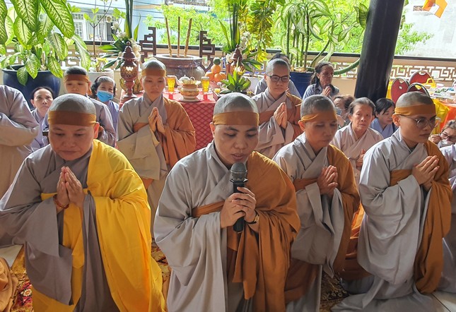 Đại diện môn đồ pháp quyến dâng lời tác bạch