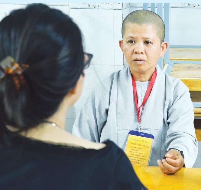 Phụ huynh đến với quý Sư tìm lời khuyên giáo dục con trẻ - Ảnh: Trần Thế Phong Phụ huynh đến với quý Sư tìm lời khuyên giáo dục con trẻ - Ảnh: Trần Thế Phong