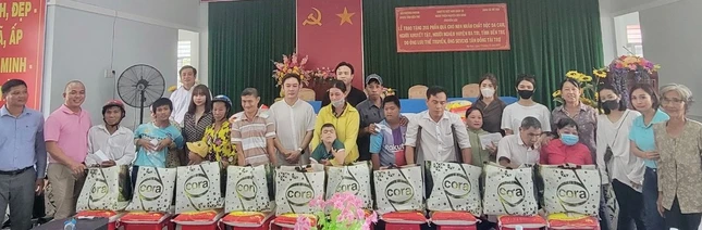 Trao quà đến bà con tại H.Ba Tri, Bến Tre Trao quà đến bà con tại H.Ba Tri, Bến Tre