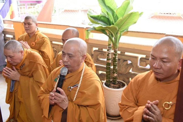 Thượng tọa Thích Tâm Chơn thay mặt môn đồ đệ tử tác bạch cúng dường