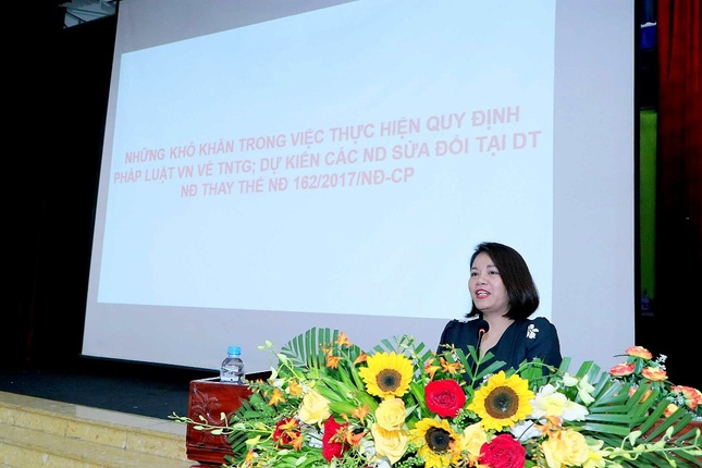 Bà Nguyễn Thị Định phổ biến các chủ trương, đường lối của Đảng, chính sách pháp luật của Nhà nước về tín ngưỡng, tôn giáo Bà Nguyễn Thị Định phổ biến các chủ trương, đường lối của Đảng, chính sách pháp luật của Nhà nước về tín ngưỡng, tôn giáo