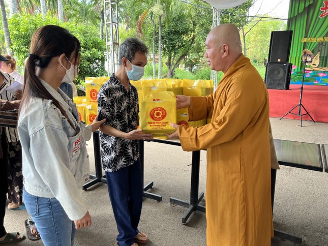 Đại đức Thích Nguyên Thông tận tay trao quà đến bà con