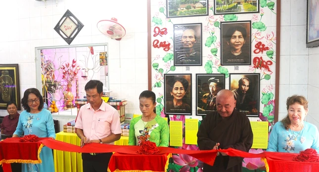 Cắt băng khánh thành "Không gian văn hóa Hồ Chí Minh"