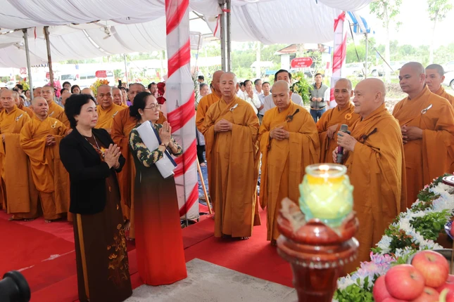 Trưởng lão Hòa thượng Thích Nhật Quang ban đạo từ Trưởng lão Hòa thượng Thích Nhật Quang ban đạo từ