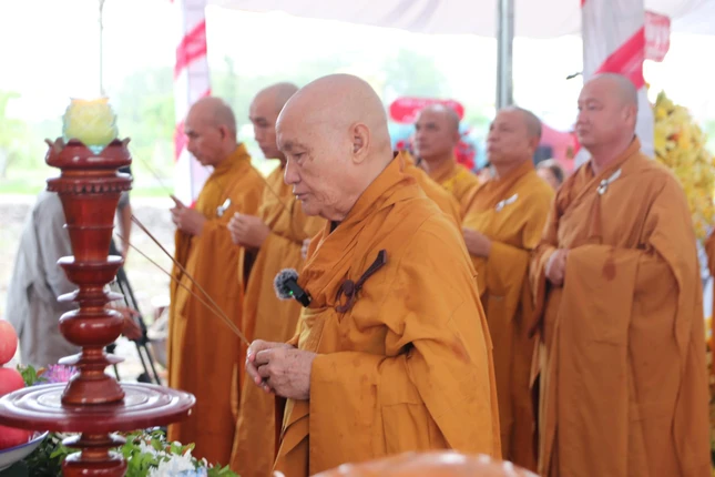 Trưởng lão Hòa thượng Thích Nhật Quang chủ trì buổi lễ Trưởng lão Hòa thượng Thích Nhật Quang chủ trì buổi lễ