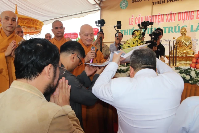 Hòa thượng Trưởng ban Quản trị Thiền phái Trúc Lâm trao sơ đồ kiến trúc cho đội ngũ kỹ sư thi công Hòa thượng Trưởng ban Quản trị Thiền phái Trúc Lâm trao sơ đồ kiến trúc cho đội ngũ kỹ sư thi công