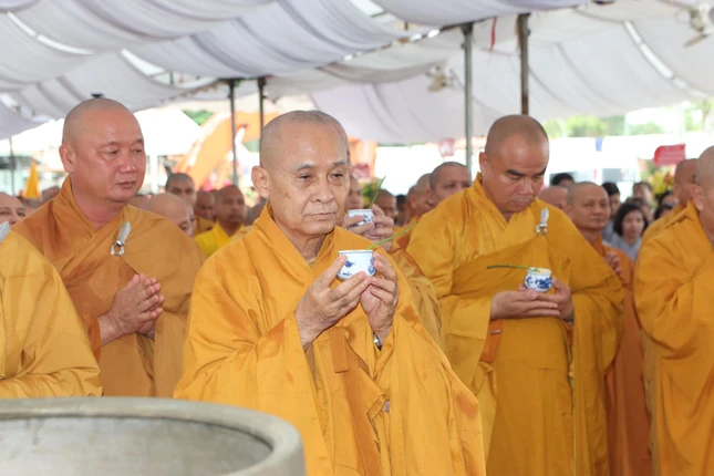 Chư tôn giáo phẩm thực hiện nghi thức sái tịnh Chư tôn giáo phẩm thực hiện nghi thức sái tịnh