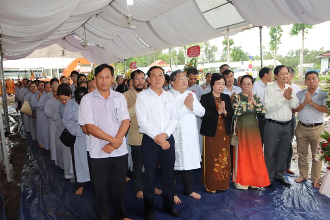 Đại diện chính quyền, Phật tử tham dự buổi lễ Đại diện chính quyền, Phật tử tham dự buổi lễ