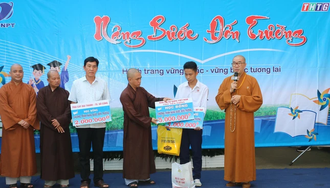 Trao học bổng đến em Trần Thanh Tài, học sinh lớp 11/1, Trường THPT Gò Công