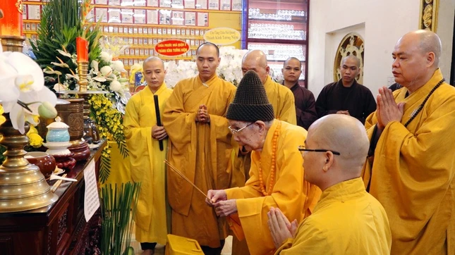 Trưởng lão Hòa thượng Thích Đức Nghiệp thắp hương tưởng niệm