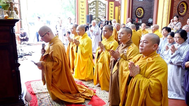 Đại đức Thích Minh Đạo dâng lời tác bạch