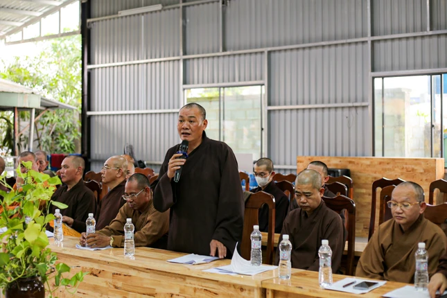 Chư Tăng phát biểu đóng góp ý kiến Chư Tăng phát biểu đóng góp ý kiến