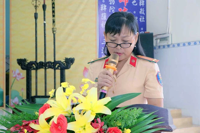 Trung tá Nguyễn Ngọc Châu thông tin về tình hình trật tự an toàn giao thông trên địa bàn tỉnh Bình Dương và TX.Bến Cát