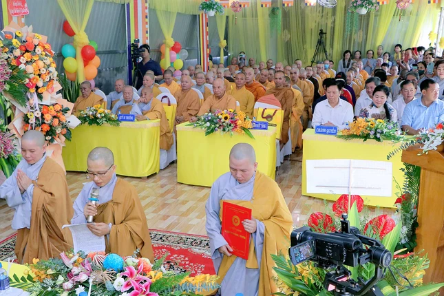 Sư cô Thích nữ Tuệ Hiếu, tân trụ trì chùa Pháp Hoa dâng lời phát nguyện