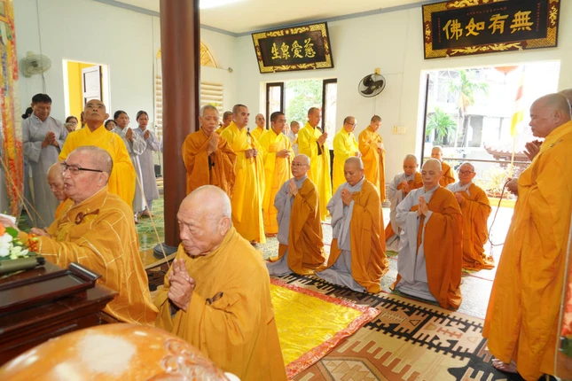 Chư tôn đức thắp hương cầu nguyện