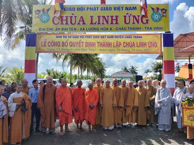 Chư tôn đức lưu niệm sau khi thượng bảng chùa Linh Ứng