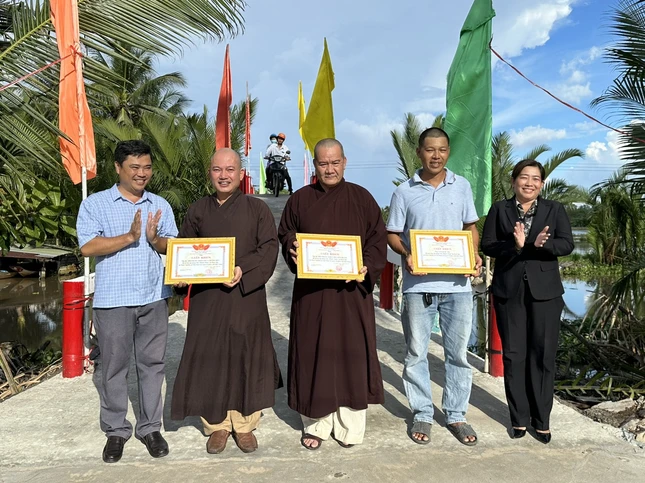 Trao bảng tri ân đến chư tôn đức, mạnh thường quân hỗ trợ xây dựng cầu