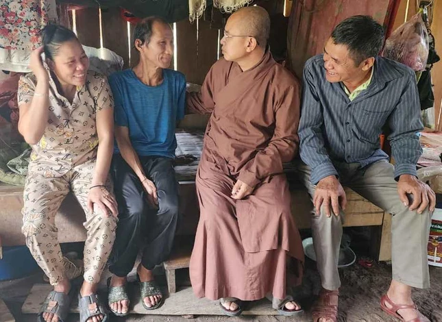 Đại đức Thích Định Tuệ thăm hỏi gia đình Đại đức Thích Định Tuệ thăm hỏi gia đình