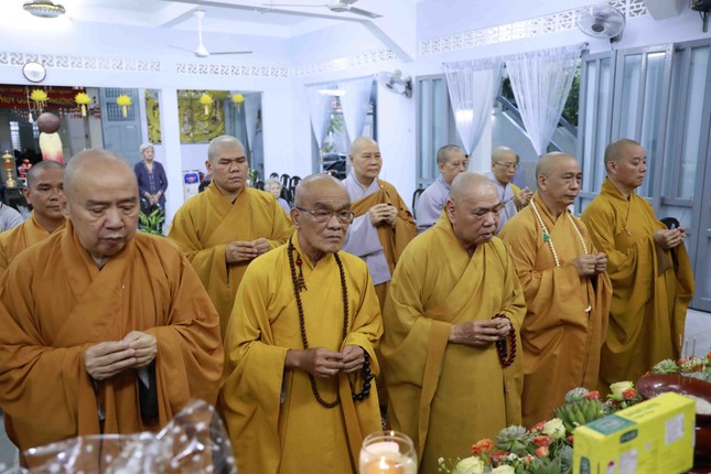 Chư tôn đức Ban Trị sự GHPGVN Q.Bình Thạnh thắp hương tưởng niệm