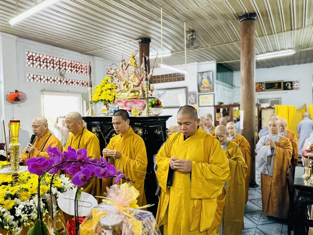 Chư tôn đức thắp hương tưởng niệm