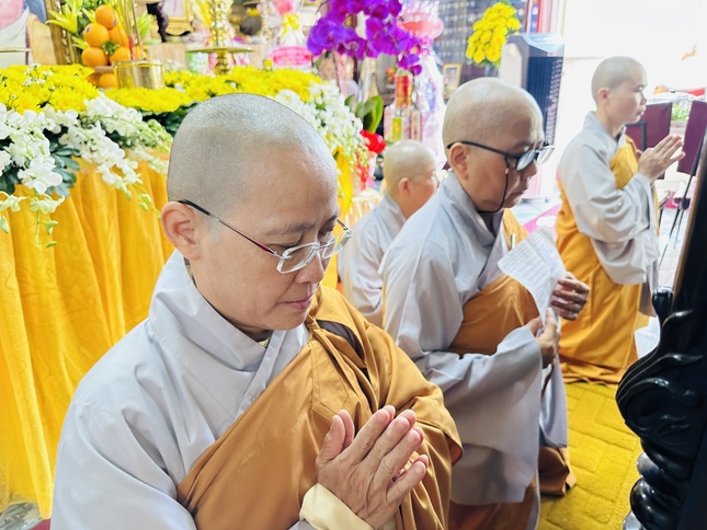 Đại diện môn đồ tứ chúng dâng lời cảm niệm