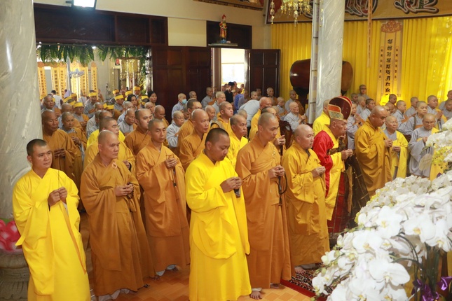 Chư tôn đức thắp hương cầu nguyện