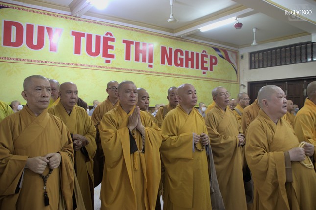 Chư tôn đức hộ niệm