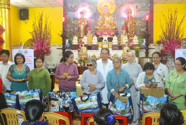 Trao quà đến bà con khiếm thị