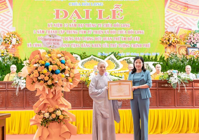 Bà Phạm Thị Thanh Thủy, Trưởng ban Dân vận Tỉnh ủy, Chủ tịch Ủy ban MTTQVN tỉnh Thanh Hóa trao Bằng khen của Thủ tướng Chính phủ đến Sư cô Thích Đàm Ngoan