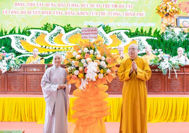 Hòa thượng Thích Thanh Nhiễu tặng hoa chúc mừng