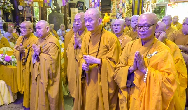 Chư tôn đức tưởng niệm Hòa thượng Thích Đạo Thanh