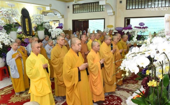 Thường trực Ban Trị sự GHPGVN Q.Bình Thạnh thắp hương tưởng niệm