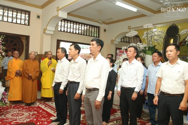 Đại diện lãnh đạo chính quyền P.An Lạc viếng tang