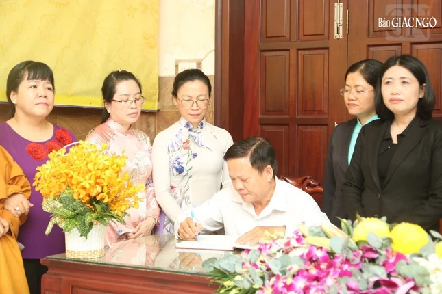 Ông Lê Văn Bảy, Chủ tịch Ủy ban MTTQVN Q.Bình Tân ký sổ tang