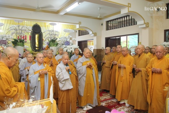 Ni trưởng Thích nữ Viên Giác, Trưởng Phân ban Ni giới Q.Bình Tân dâng lời tưởng niệm