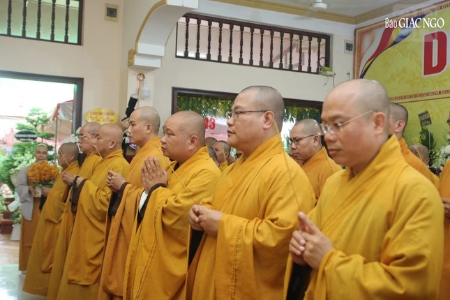 Chư tôn đức thắp hương tưởng niệm