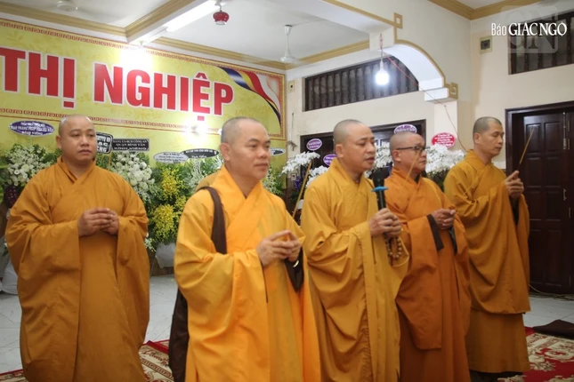 Phái đoàn Ban Từ thiện xã hội T.Ư viếng tang