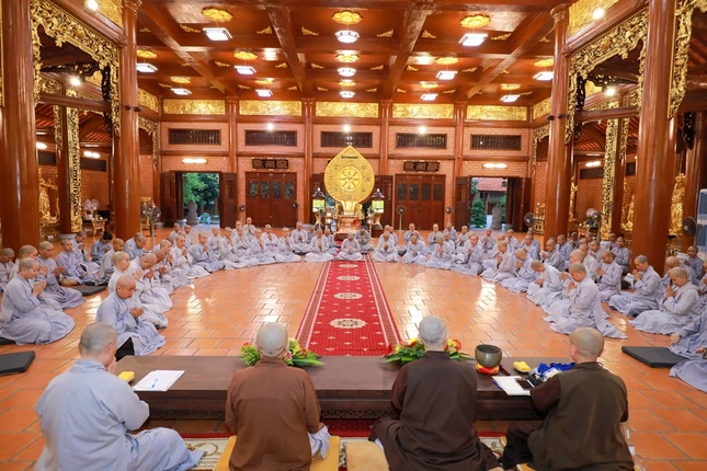 Quang cảnh buổi sinh hoạt trước khi chính thức bắt đầu khóa huân tu 10 ngày Quang cảnh buổi sinh hoạt trước khi chính thức bắt đầu khóa huân tu 10 ngày