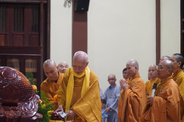 Thượng tọa Thích Kiến Nguyệt, trụ trì thiền viện Trúc Lâm Tây Thiên dâng trà cúng dường Tổ sư