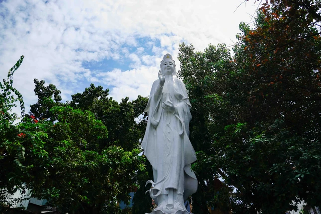 Tại chùa Văn Thánh (115/9 Ngô Tất Tố, P.22)