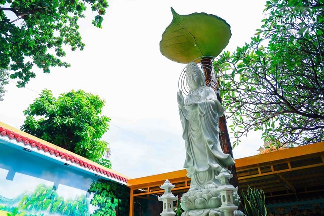 Tượng Quán Âm đứng trên chân đế là hoa sen